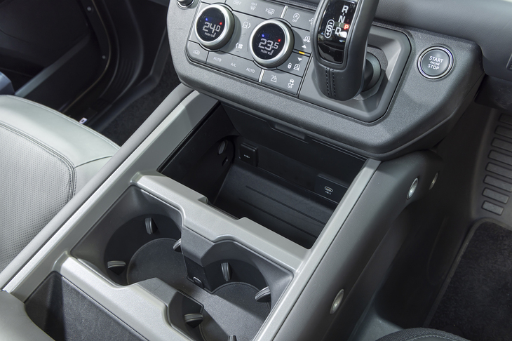 新たなストレージは前にスライドして格納できる。下にはUSBポートなどが備わっている。