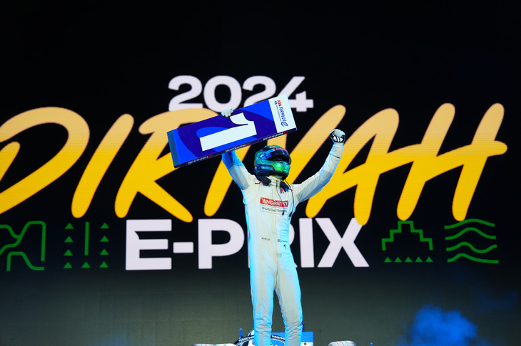 ディルイーヤで行われた第2戦を制したのは、3番グリッドからスタートしたアンドレッティ・フォーミュラEチームのジェイク・デニスだった。デニスは2023年のシーズン9を制したチャンピオンドライバーである。