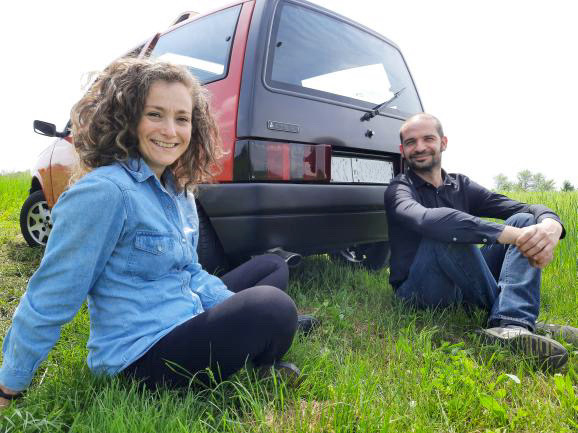 サーラさん（写真向かって左）はアウトビアンキ保存会が発足したときからのメンバー。（写真：Sara Gasparini Archive）