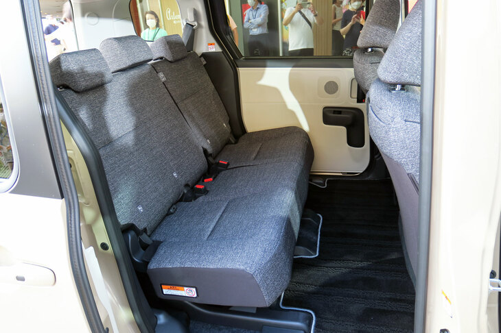 トヨタ・シエンタ ハイブリッドZ E-Four 5人乗り（2列目シート）