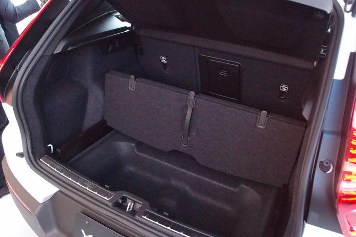 ラゲッジスペースのフロアは折り畳み式。さまざまな荷物の積載に対応する。