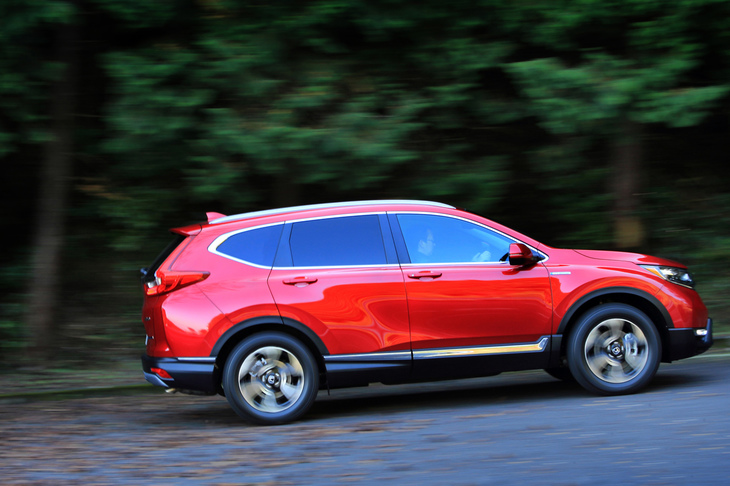 通常の発進は、モーターのみで行う。「CR-V」の「i-MMD」では高速走行以外、坂道やオフロード走行時などエンジンが掛かっている場合でも、ほとんどの場合はモーターによって駆動力を発生させている。