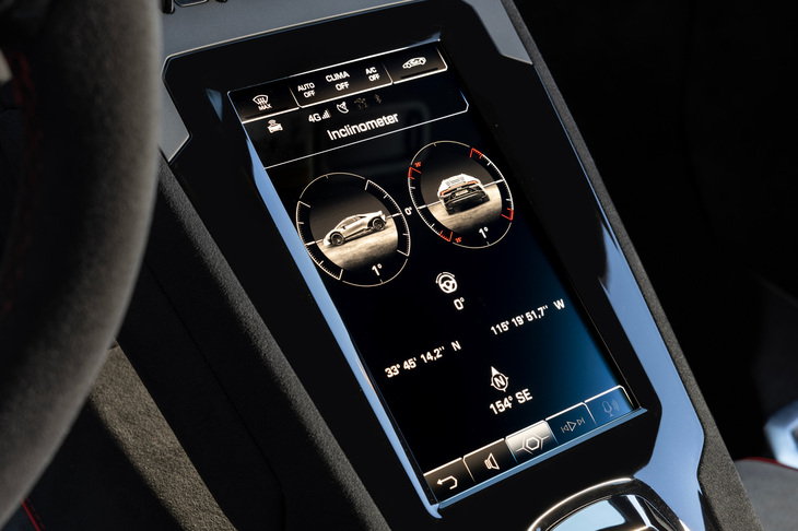 センターディスプレイには、車体の斜度やコンパス、地理座標、ステアリング角度などの表示機能が追加されている。