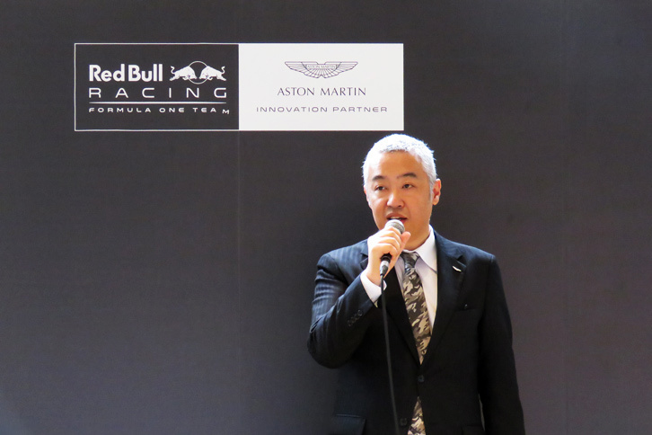 イベントではまず、アストンマーティン・ジャパンの寺嶋正一氏があいさつ。F1世界選手権でアストンマーティンがレッドブル・レーシングのタイトルスポンサーとなったことなど、両社のコラボレーションについて説明を行った。