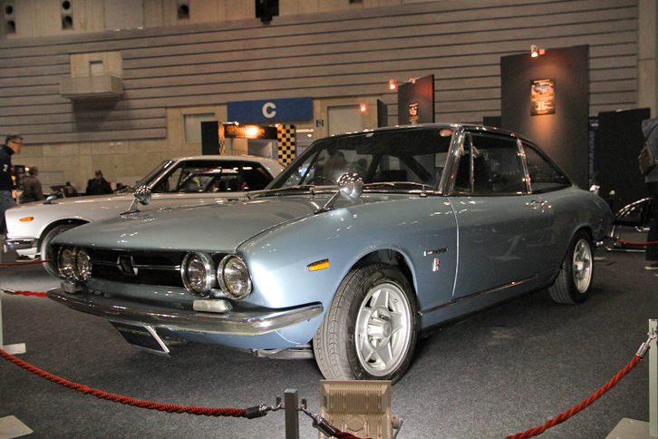 1972年「いすゞ117クーペ」（出展：ISUZU SPORTS）。俗にハンドメイドと呼ばれる、1968年12月の発売から73年3月のマイナーチェンジまでのモデル。ジャパンプレミアムの中では最も安く、価格は499万円。