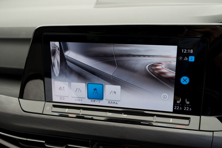1.5リッター車に搭載される「ドライビングプロファイル機能」。「カスタム」モードでは、パワーステアリングの利き具合やアダプティブクルーズコントロールの制御なども、任意で調整できる。