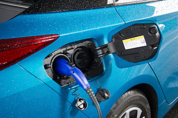 給電口はリアタイヤの上部に備わる。左が100V/200Vの普通充電用で、右が急速充電用。急速充電を利用すると、約20分で80％の充電ができる。