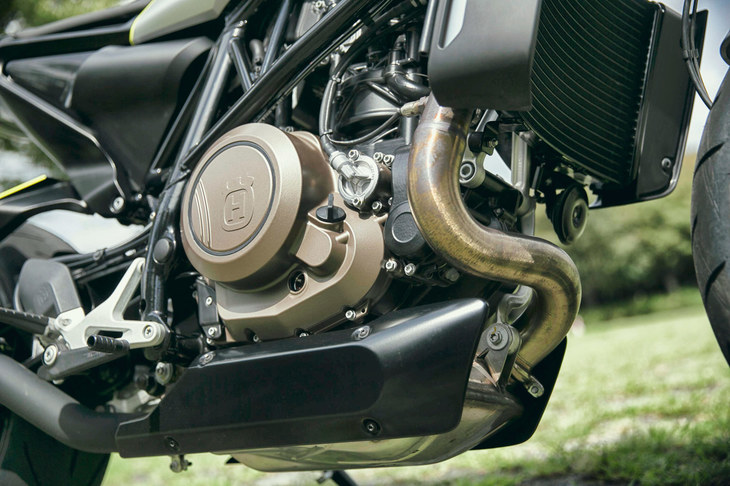 692.7ccの排気量を持つ水冷単気筒OHCエンジン。スロットルを開けると間髪いれず駆動力をデリバリーするレスポンスの良さが身上だ。