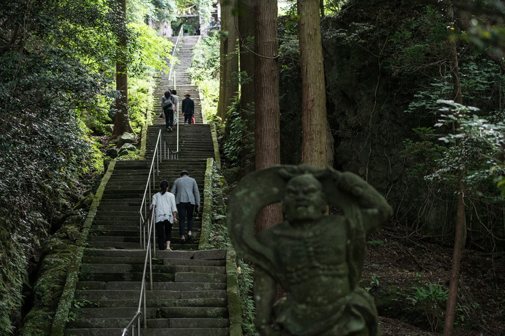 文殊仙寺は標高614mの文殊山中腹に建つ。奥に見えるのが山門。