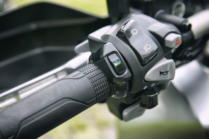 左側グリップの付け根には、変速スイッチや灯火類のスイッチのほか、グリップヒーターのスイッチが並ぶ。