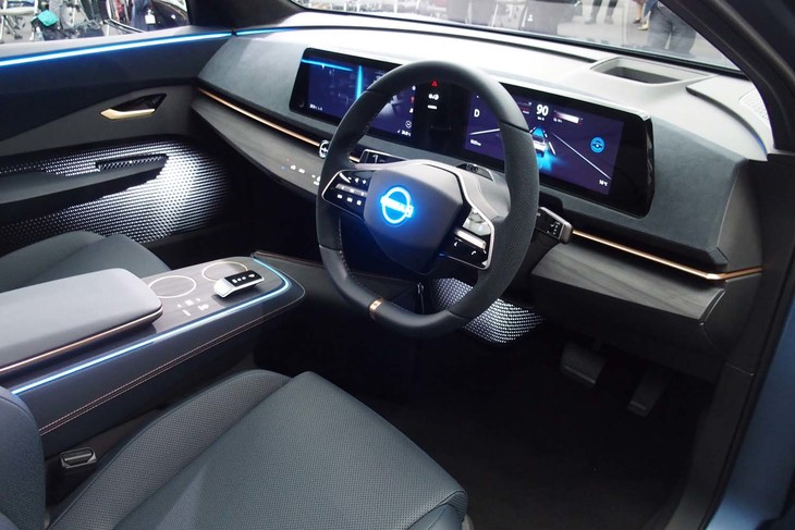 「ニッサン アリア コンセプト」のインストゥルメントパネル。横長の液晶パネルを2枚つなげたデザインで、先進性と未来感を表現している。