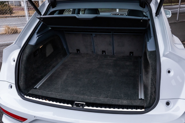 「ベンテイガ ハイブリッド」の荷室容量は479リッター。容量は純ガソリンエンジン車の「ベンテイガV8」よりも5リッター少ない。