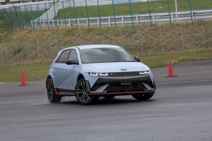 水をまいた路面でドリフトを試す。ドリフト走行専用に前後トルク配分と車両の制御を最適化する「Nドリフトオプティマイザー」機能が備わっている。