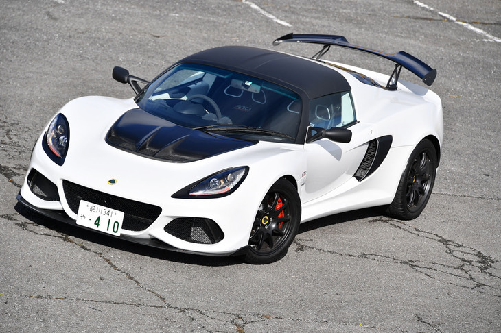 最高出力416PSの3.5リッターV6 スーパーチャージャーユニットをリアミドに搭載する「ロータス・エキシージ スポーツ410」。今回の試乗車両は、メタリックホワイトのスペシャルペイントをまとっていた。