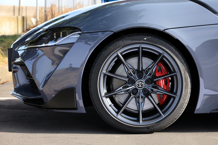 「RZ」に採用された鍛造19インチホイール。デザインは「GRヤリス」や「GR86」と共通性を持たせたもので、スポークなどの形状を見直すことで軽量化・高剛性化を追求。1本あたり1.2kgの軽量化を実現している。