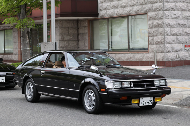 漆黒のボディーが美しい、見たところフルオリジナルの1980年「トヨタ・セリカXX」。2代目「セリカ リフトバック」のノーズを延ばして「マークII」や「クラウン」用の2リッター直6 SOHCエンジンを積んだ高級GT。
