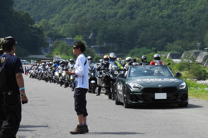 これもおなじみのコンテンツである、ライダーパレードの様子。参加は先着50人で、先導車の「Z4」に従って白馬村を巡る。