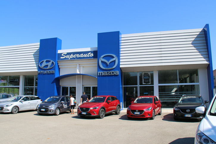 モンテリッジョーニのスーペルアウトは、向かって左がヒュンダイのスペースで、右がマツダ。