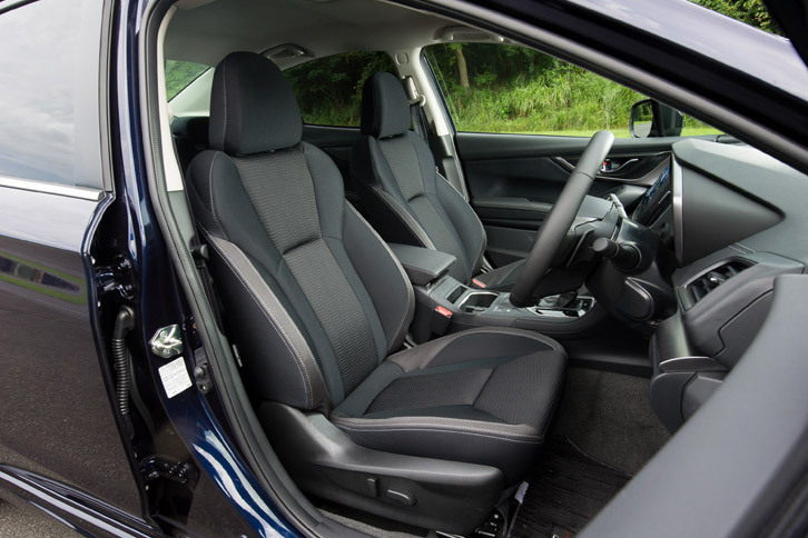 「2.0i-L EyeSight」「2.0i-S EyeSight」に装備されるファブリックとトリコットのコンビシート。オプションでブラックの本革シートも用意される。