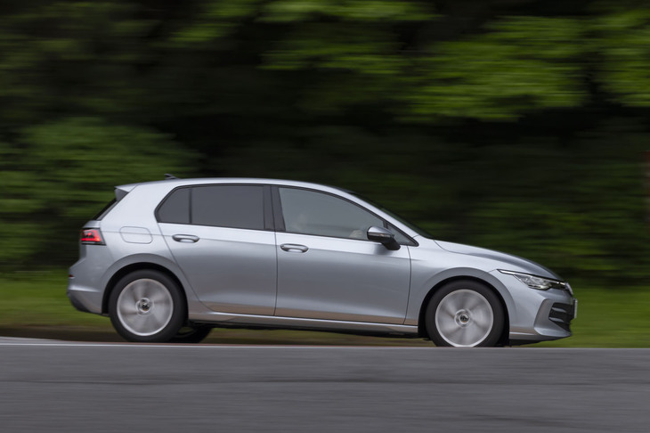 【フォルクスワーゲン・ゴルフTDIアクティブ アドバンスのスペック】
	ボディーサイズ：全長×全幅×全高＝4295×1790×1475mm／ホイールベース：2620mm／車重：1480kg／駆動方式：FF／エンジン：2リッター直4 DOHC 16バルブ ディーゼル ターボ／トランスミッション：7段AT／最高出力：150PS（110kW）/3000-4200rpm／最大トルク：360N・m（36.7kgf・m）/1600-2750rpm／タイヤ：（前）225/45R17 91W／（後）225/45R17 91W（ネクセン・エヌフィラ スポーツ）／燃費：20.8km/リッター（WLTCモード）／価格：450万8000円
	
	【取材時の燃費データ】
	テスト距離：269.0km（市街地2：高速道路6：山岳路2）／使用燃料：18.9リッター（軽油）／参考燃費：14.2km/リッター（満タン法）／14.4km/リッター（車載燃費計計測値）