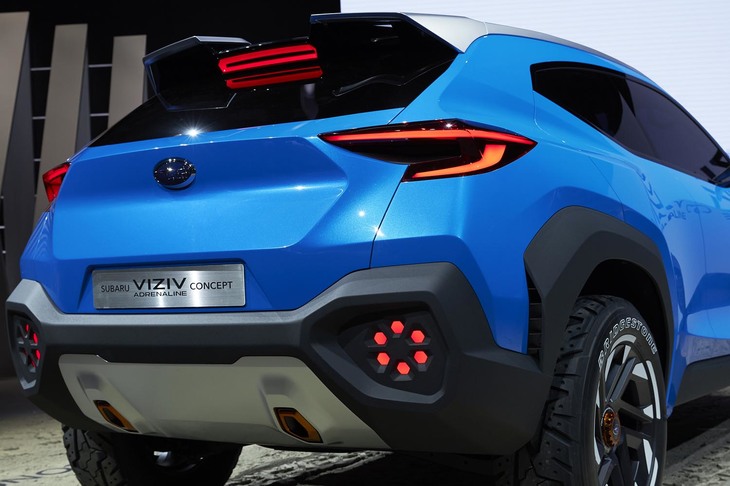 凹凸に富んだバックドアパネル。リアコンビランプやルーフスポイラーの造形は、将来のスバル車に反映される？