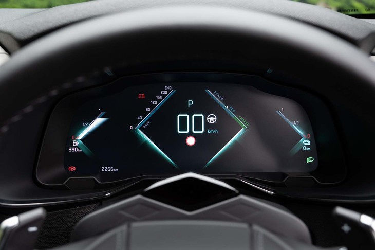 メーターパネルは液晶表示タイプ。表示レイアウトは変更可能だが、いわゆる2眼式のようなパターンは用意されず、どれを選んでもDS流のアバンギャルドが味わえる。