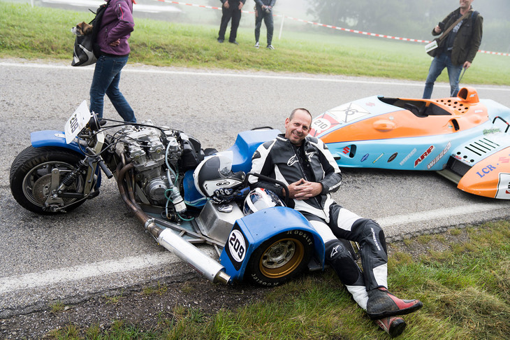 スタート地点までマシンを運び、出走までのんびりと過ごすサイドカーのライダー。マシンは「ホンダCB750」のDOHCエンジンを搭載している。