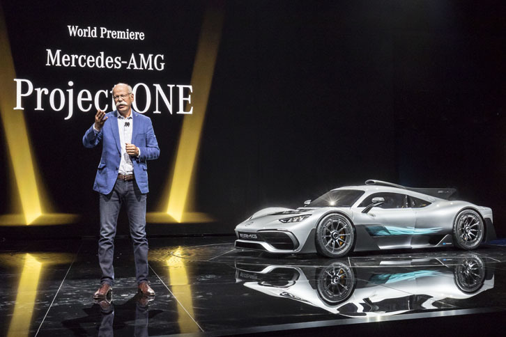 ダイムラーのディーター・ツェッチェ会長と「メルセデスAMG プロジェクトONE」。