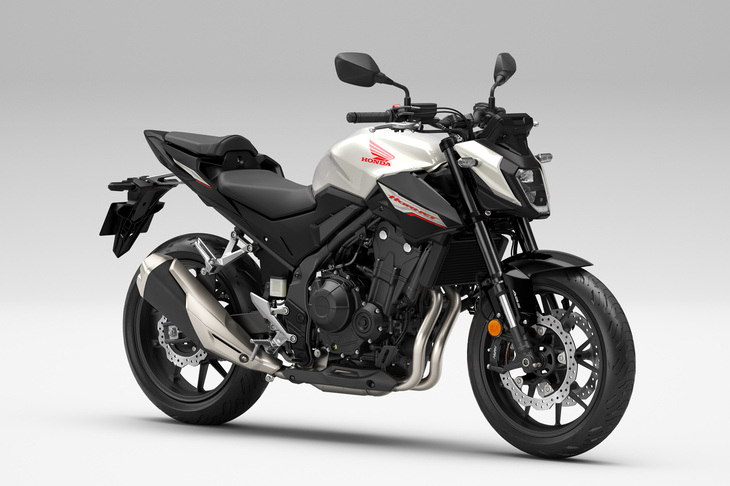 ミドルネイキッドの「CB500ホーネット」。最高出力48PS（35kW）、最大トルク43N・mの471cc並列2気筒エンジンを搭載する。