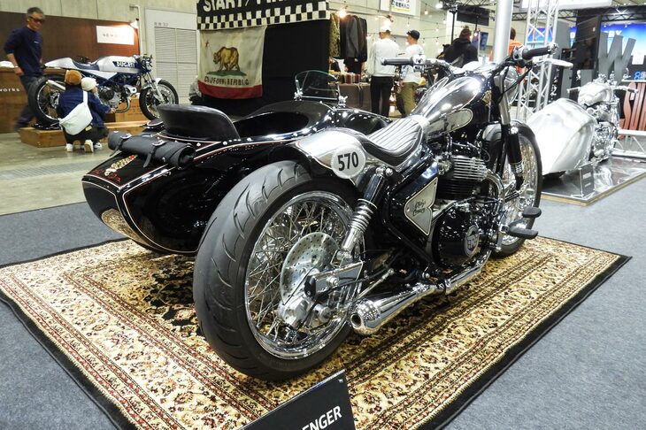 ベース車は「ロイヤルエンフィールド・スーパーメテオ650」。エンジンとフレーム
の一部にそのパーツを使用しているが、前後サスペンションやホイール、外装類、そしてサイドカーのフレームとボディーは、すべてハンドメイドだ。