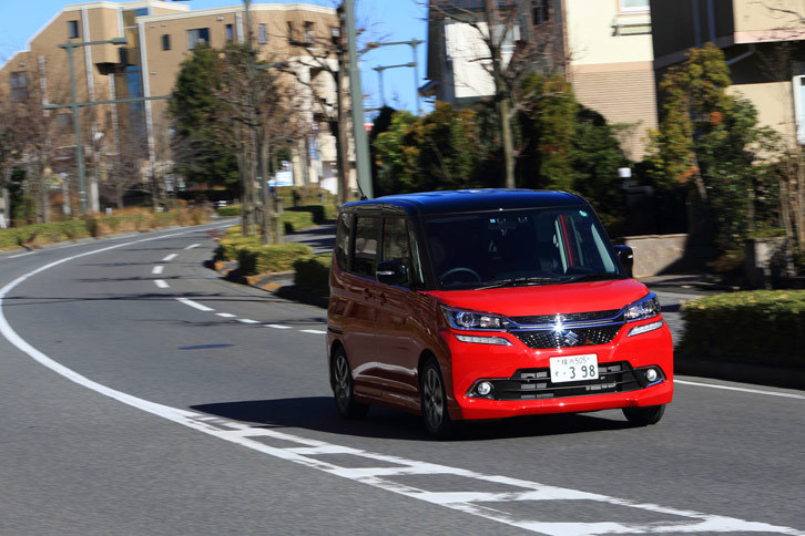 燃費性能は、マイルドハイブリッド車の27.8km/リッターに対し、32.0km/リッターと公称されている。（ともにJC08モード）