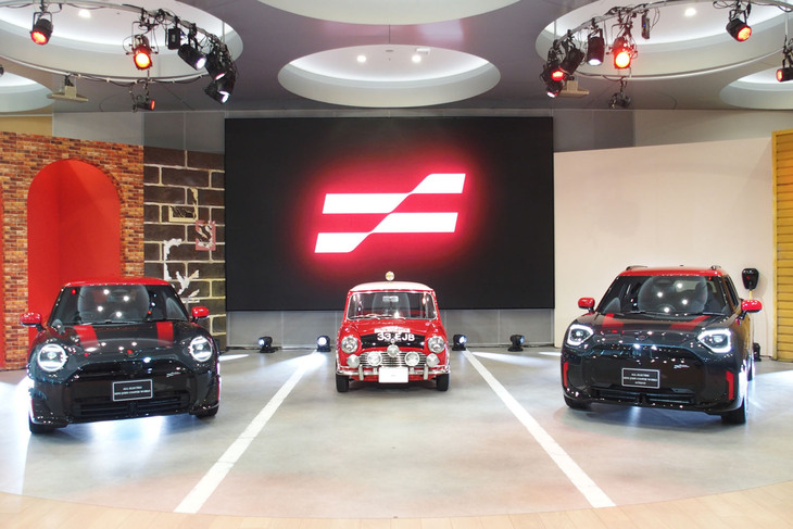 ハイパフォーマンス電気自動車「MINIジョンクーパーワークスE」と「MINIジョンクーパーワークス エースマンE」がお披露目された「MINI DAY 2025プレスカンファレンス」の会場風景。