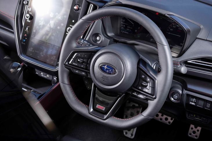 本革巻きのステアリングホイールは、レッドステッチやピアノブラックの加飾も特徴。