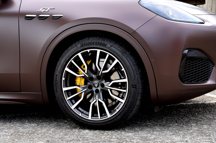 タイヤ＆ホイールは「GT」では19インチが標準で20インチはオプション。トライデントデザインのスポークが美しい。