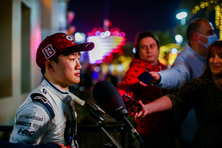 昨季に続きアルファタウリでF1でのキャリア2年目を迎えた角田裕毅（写真）。テストでは新型「AT03」で着々とプログラムをこなし、ルーキーシーズンにはなかった落ち着きをもって新シーズンを迎えたのだが、開幕戦バーレーンGPではプラクティス中に油圧系にトラブルが起き走行時間が削られ、予選ではQ1落ちの16位とつまずいてしまう。しかし、スタートで12位にジャンプアップすると、その後は入賞圏内で周回。セーフティーカー前にピットストップしたことで後退を余儀なくされるも、再スタート後に見事に順位を挽回し、最終的には8位でゴール、2年連続で開幕戦入賞を果たすことになった。チームメイトのピエール・ガスリーは、予選10位から8位走行中にマシンが出火しリタイア。（Photo=Getty Images / Red Bull Content Pool）