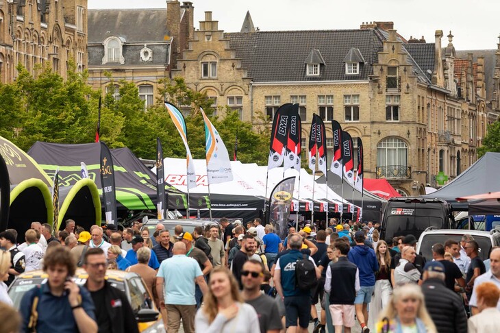 通りすがりの観光客も含めて大盛況なサービスパークだが……。