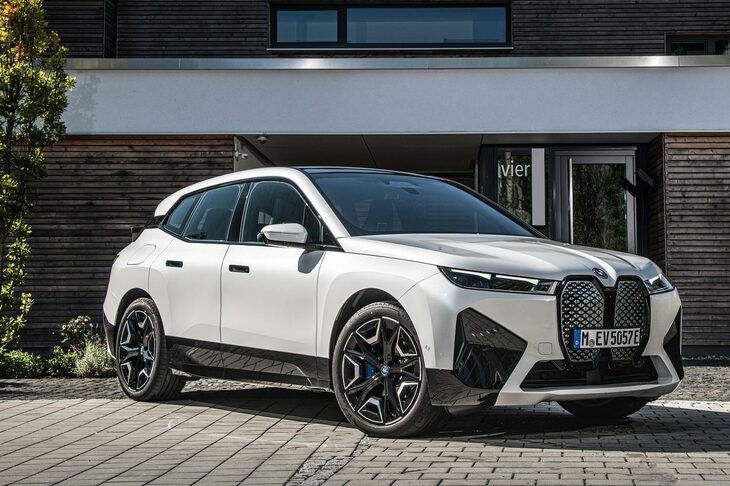 こちらはBMWの電動SUV「iX」。　
	渕野「最近の欧州車というか欧州メーカーって、なんだかテンパって感じるんですよね」　
	堀田「それ、すごくいい表現ですね。確かになんか、焦ってデザインしているみたいに感じます」