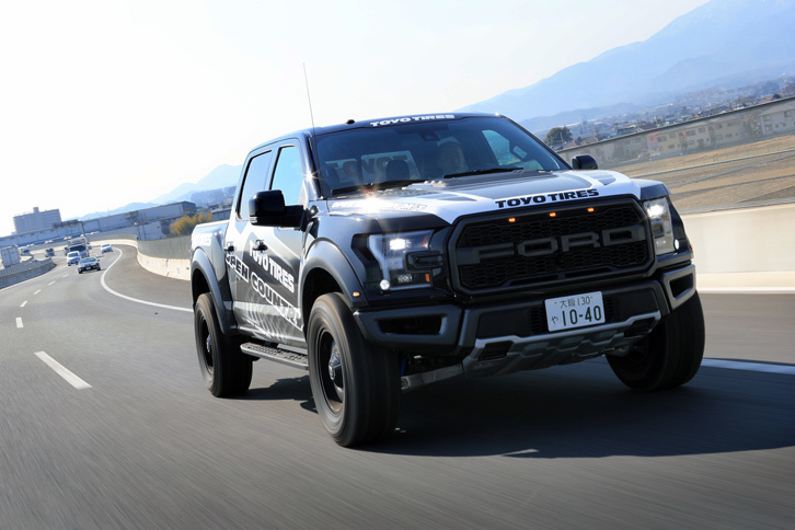 燃費は米EPA値で16mpg（約6.8km/リッター、複合モード）。ガソリンタンクの容量は、スーパーキャブが23ガロン（87リッター）、スーパークルーが26ガロン（98リッター）だが、オプションで36ガロン（136リッター）のタンクも用意されている。