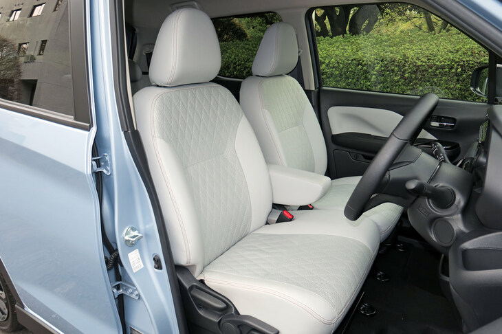 三菱eKクロスEV P（フロントシート）