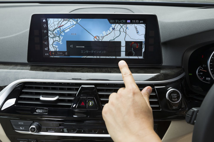 ダッシュボードの中央には、タッチパネル式の10.2インチワイドディスプレイがレイアウトされる。画面に触らなくても、手の動きだけで音量調節や電話の操作ができる「BMWジェスチャー・コントロール」も備わる。