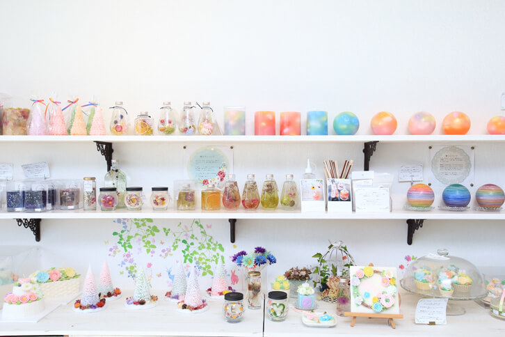 ……その前に、棚に飾られた作品を鑑賞。みんな「飾っても、灯（とも）しても美しいキャンドル」をテーマに、先生が手作りしたものです。