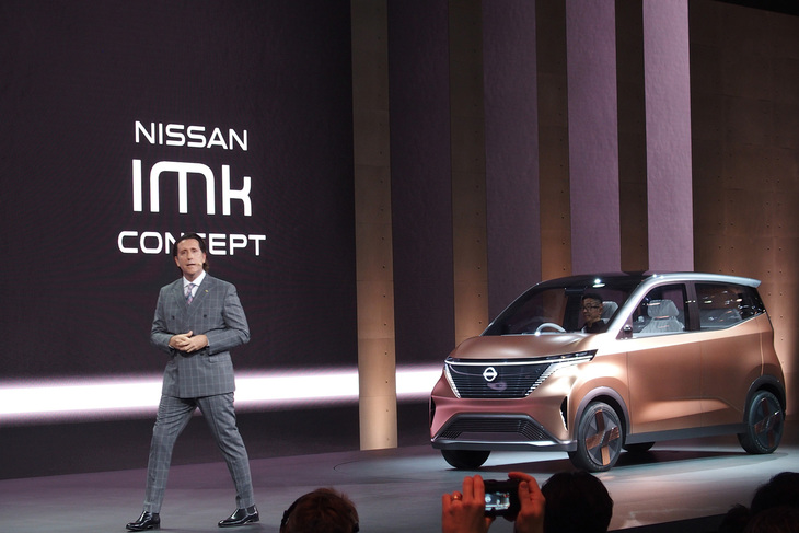 プレスカンファレンスで車両デザインを説明した日産専務執行役員グローバルデザイン担当アルフォンソ・アルバイサ氏。