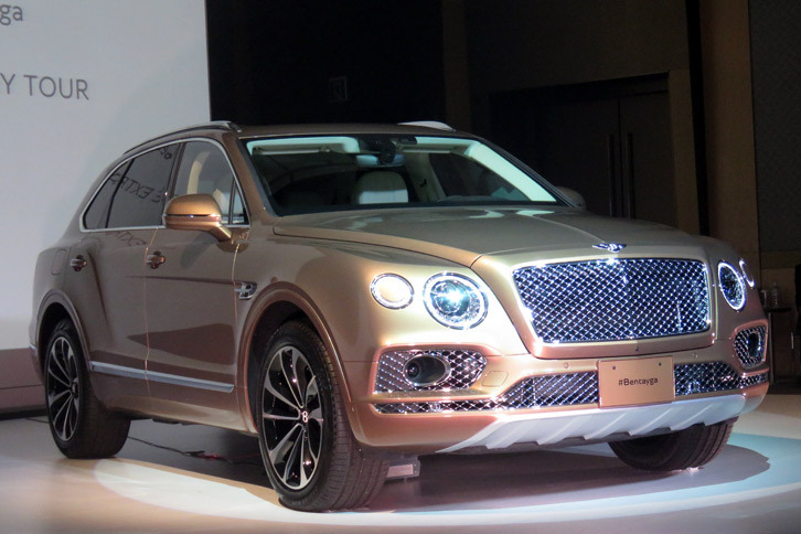 「ベンテイガ」の動力性能については0-100km/h加速が4.1秒、最高速が301km/hと公表されている。