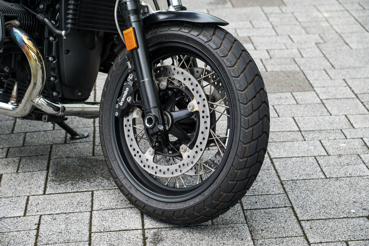 今回試乗した「プレミアムスタンダード」のタイヤサイズは、前が120/70R17、後ろが170/60R17。オプションで「プレミアムライン」を選択すると、フロントのタイヤサイズが120/70R19となる。