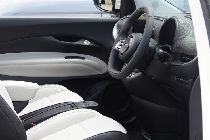 フィアット500eオープン（インテリア）