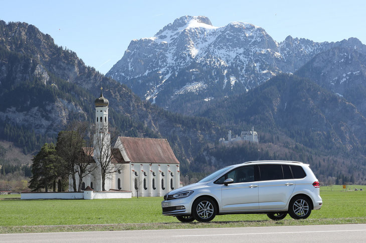 2015年のジュネーブショーで発表された現行型「ゴルフトゥーラン」。日本へも2016年1月に導入されたが、今までは1.4リッターのガソリンターボ車のみが販売されていた。