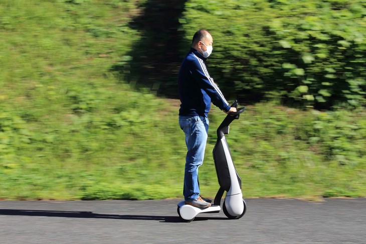 満充電からの航続可能距離は約14kmで、約2.5時間の連続走行が可能。駆動用バッテリーは交換式で、約2.5時間（AC100V）で満充電になるため、バッテリーが2つあれば取り換えながら連続して運用できる。