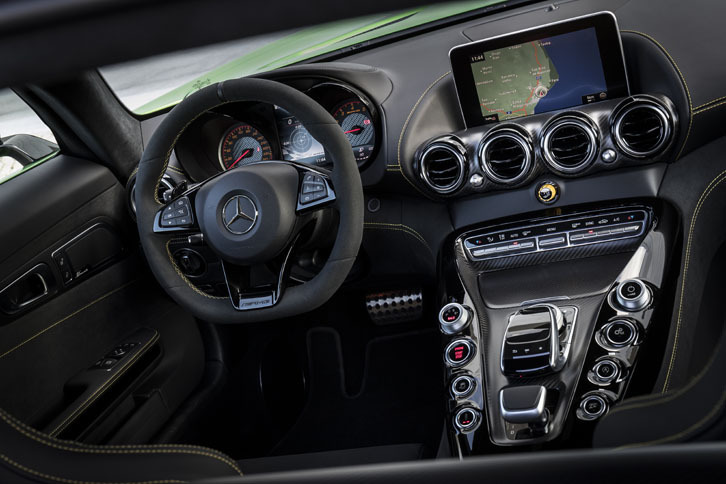 レザーとカーボンでスパルタンに彩られたコックピット。