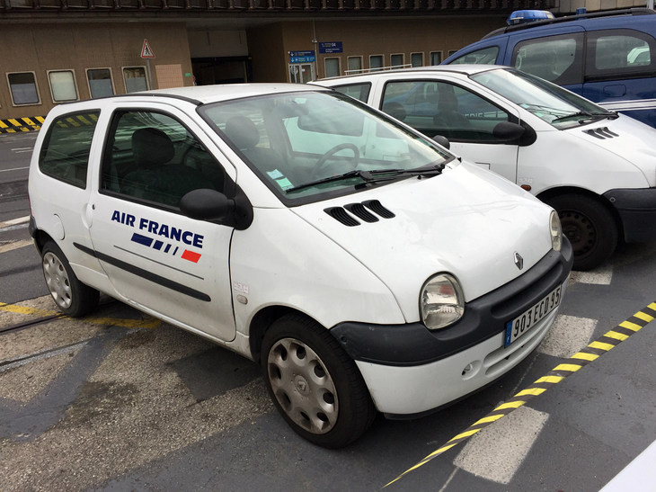 初代「トゥインゴ」の商用車仕様を用いたエールフランスの空港構内車。2017年7月撮影。