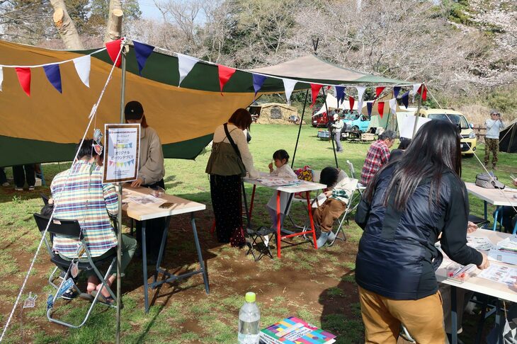 午後には各種ワークショップも開催。こちらのテントでは、クルマの車内やテントの飾りつけにも使えるオリジナルガーランドづくりが体験でき、子供から大人まで熱心に取り組んでいた。
